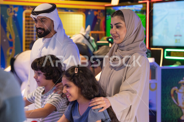عائلة إماراتية في مركز ألعاب ترفيهي داخلي