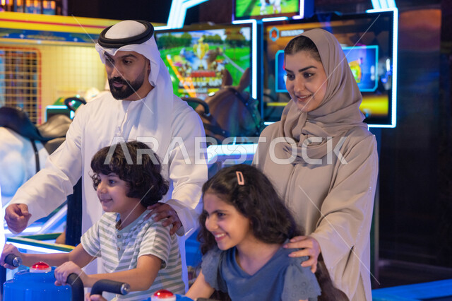 عائلة إماراتية تلعب ألعاب الفيديو في مركز ترفيهي