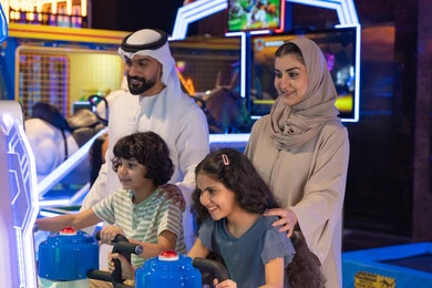 عائلة سعودية تلعب في مركز ترفيهي داخلي