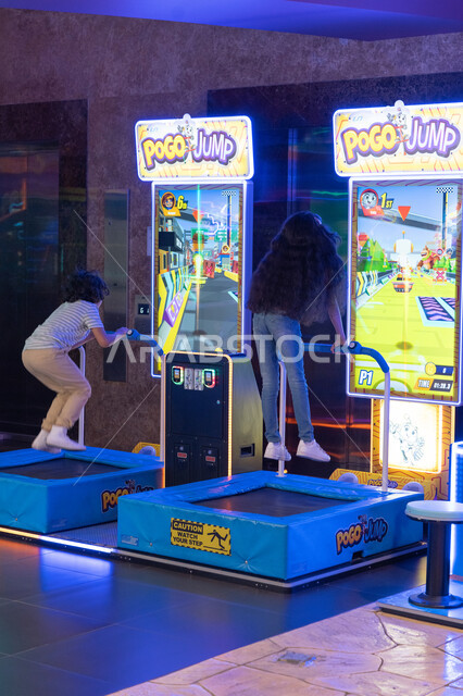 أطفال يلعبون ألعاباً تفاعلية في صالة ألعاب ترفيهية