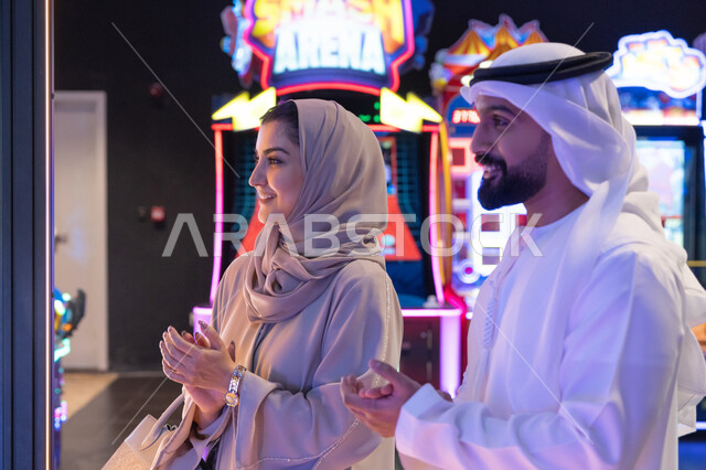 زوجين إماراتيين في مركز ألعاب ترفيهي حديث
