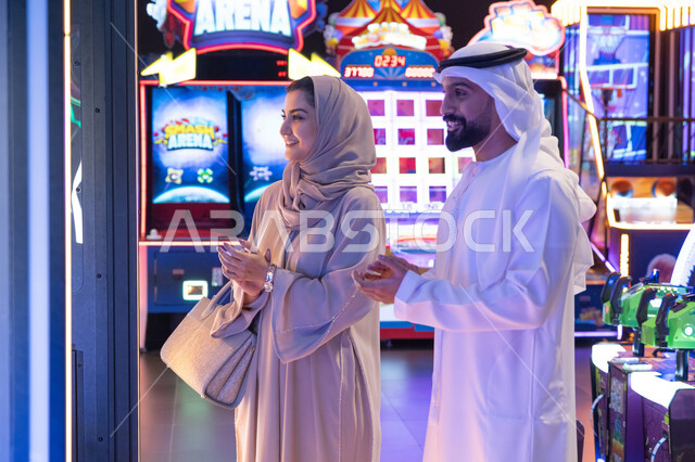 زوجين إماراتيين بالزي التقليدي في مركز ألعاب
