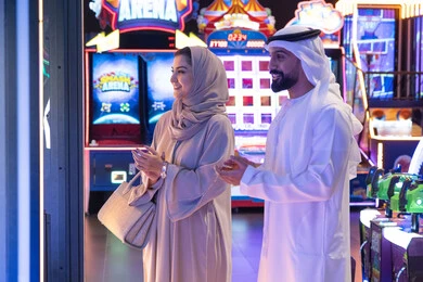 زوجين إماراتيين بالزي التقليدي في مركز ألعاب