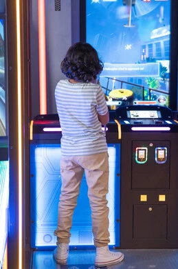 طفل سعودي يلعب في صالة ألعاب الفيديو