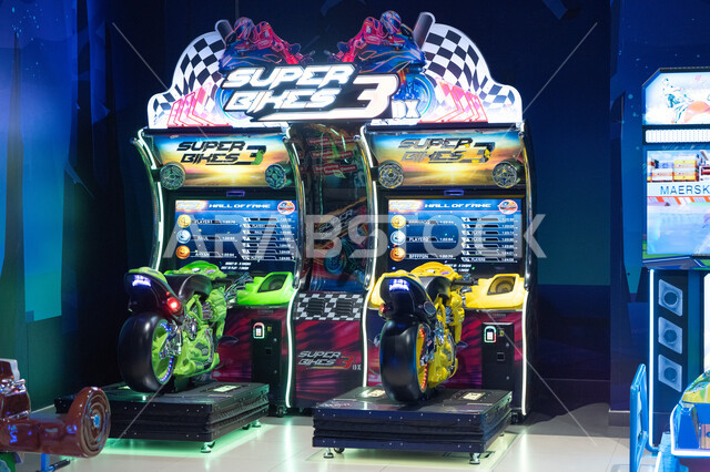 أجهزة محاكاة سباق الدراجات النارية في صالة ألعاب