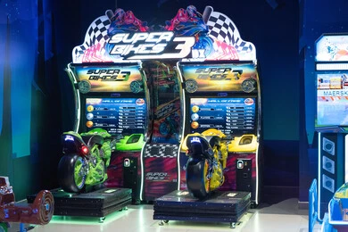 أجهزة محاكاة سباق الدراجات النارية في صالة ألعاب