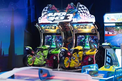 أجهزة ألعاب سباق الدراجات النارية في مركز ترفيهي