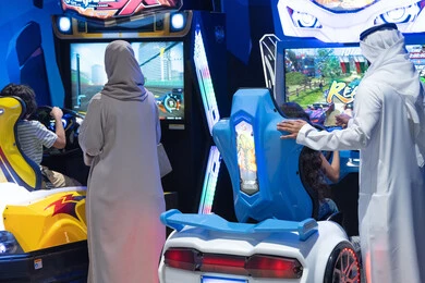 عائلة إماراتية تلعب محاكاة السباق في صالة الألعاب