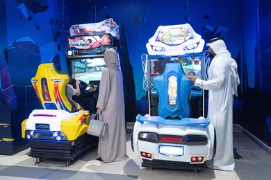 رجل وامرأة إماراتيان في مركز ألعاب ترفيهي