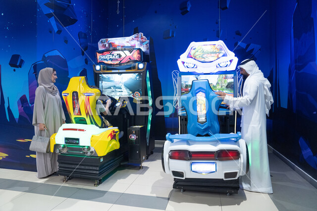 عائلة إماراتية في مركز ألعاب ترفيهي داخلي