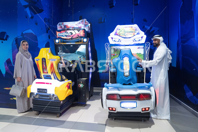عائلة إماراتية في مركز ألعاب فيديو ترفيهي