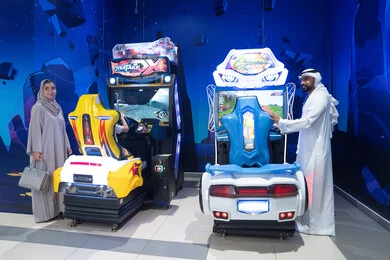 عائلة إماراتية في مركز ألعاب فيديو ترفيهي