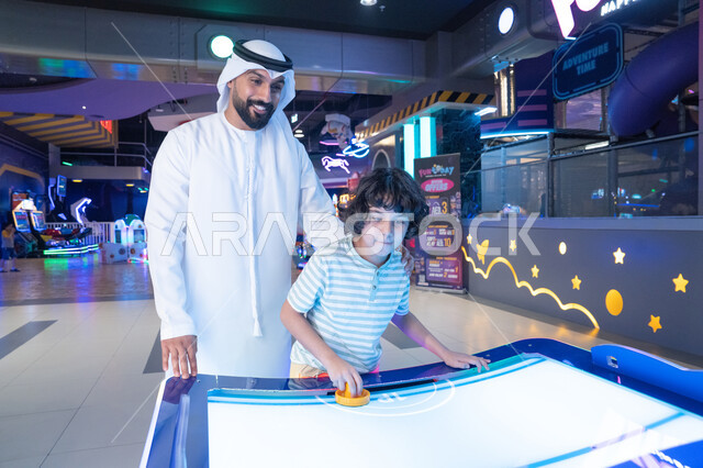 أب إماراتي وابنه يلعبان هوكي الهواء في ملهى ليلي