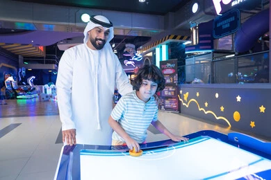 أب إماراتي وابنه يلعبان هوكي الهواء في ملهى ليلي