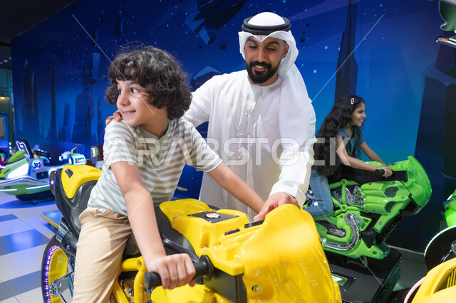 أب إماراتي مع ابنه في مدينة ألعاب ترفيهية
