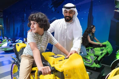 أب إماراتي مع ابنه في مدينة ألعاب ترفيهية