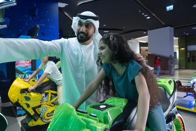 أب إماراتي وابنته في مركز ألعاب ترفيهي أب إماراتي وابنته في مركز ألعاب ترفيهي
