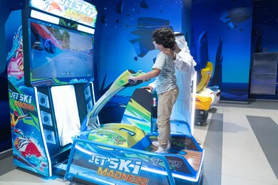 أب سعودي مع ابنه في مركز ألعاب ترفيهي