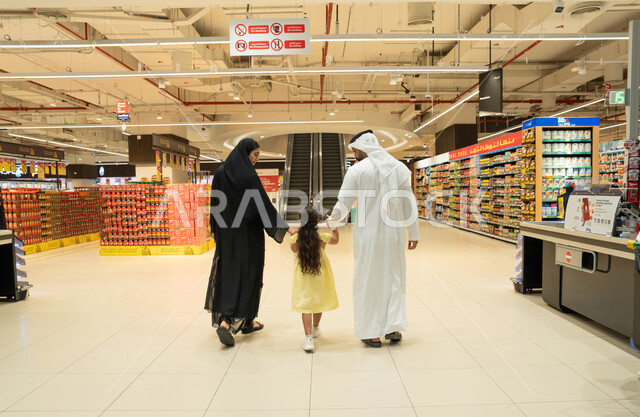عائلة عربية تتسوق في ممر السوبر ماركت