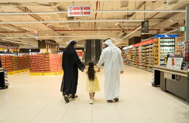 عائلة عربية تتسوق في ممر السوبر ماركت