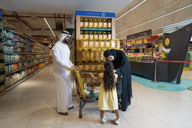 عائلة إماراتية تتسوق في ممرات السوبر ماركت