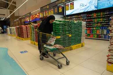 امرأة عربية تتسوق في ممر سوبر ماركت حديث