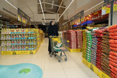 امرأة سعودية تتسوق في السوبر ماركت مع عربة