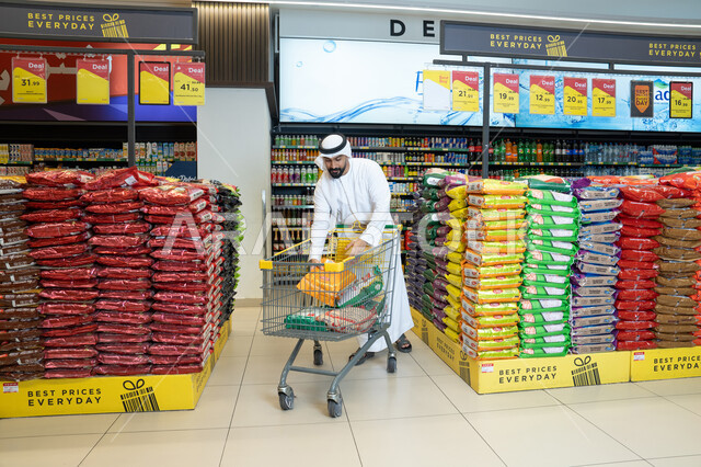 رجل إماراتي يتسوق في سوبر ماركت حديث