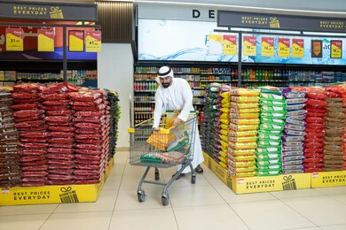 Emirati Man Shopping in Modern Supermarket Aisle