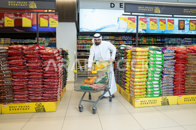 رجل إماراتي يتسوق في متجر للمواد الغذائية