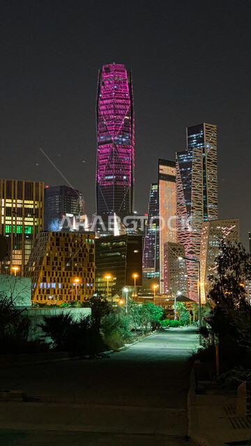 صورة لمركز الملك عبدالله المالي ( كافد ) في الرياض بالمملكة العربية السعودية في وضع الليل ، الأبراج المالية والاقتصادية والمنشأت المعمارية ، السياحة في السعودية ، إطلالة ليليه رائعة على مركز الملك عبدالله المالي بالرياض ، المدينة المالية