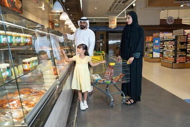 عائلة إماراتية تتسوق في سوبر ماركت بالزي التقليدي