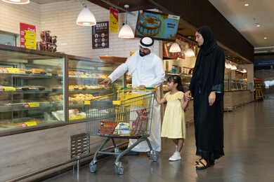 عائلة إماراتية تتسوق في مخبز السوبر ماركت