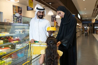 عائلة إماراتية تتسوق لشراء الكعك من السوبر ماركت