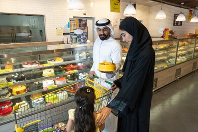 عائلة إماراتية تشتري كيك من قسم المخبوزات