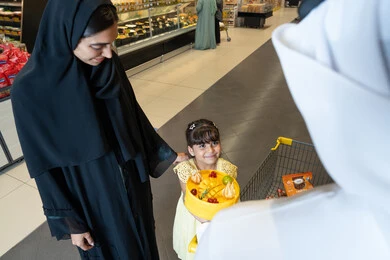 عائلة إماراتية تتسوق في السوبر ماركت