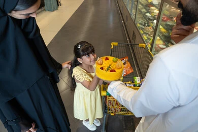 عائلة إماراتية تتسوق لشراء كعكة في السوبر ماركت