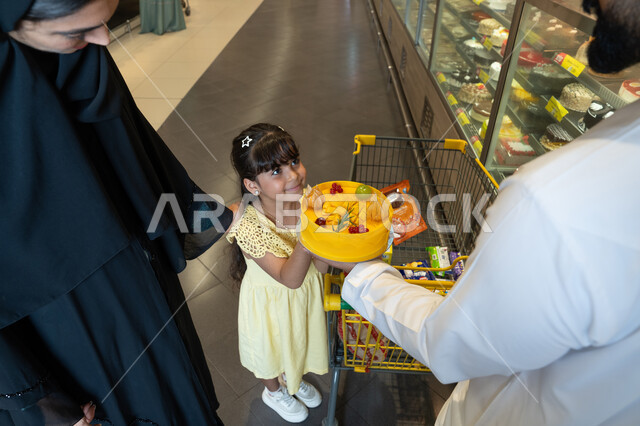 عائلة إماراتية تشتري كعكة فواكه داخل متجر سوبر ماركت