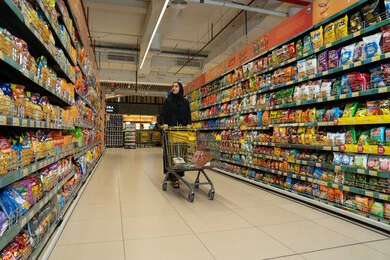 Emirati Woman Shopping in Supermarket Aisle