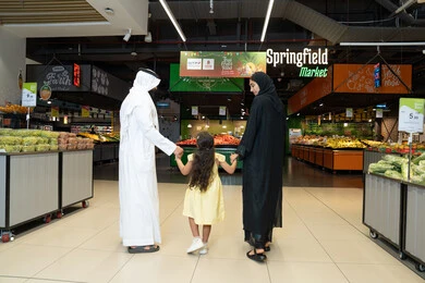 عائلة إماراتية تتسوق في سوبر ماركت حديث