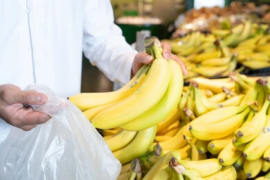 رجل إماراتي يختار الموز الطازج في سوبر ماركت دبي