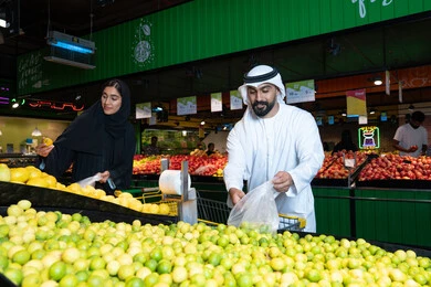 زوجان إماراتيان يتسوقان في قسم الخضار والفاكهة