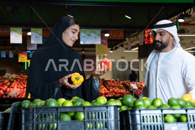 زوجان إماراتيان يتسوقان الخضروات الطازجة في السوبر ماركت