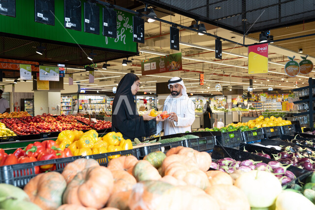 زوجين إماراتيين يتسوقان الخضروات الطازجة في دبي
