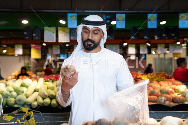 رجل إماراتي يتسوق الخضروات في سوبر ماركت