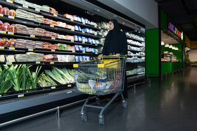 امرأة إماراتية تتسوق الخضروات الطازجة في السوبر ماركت امرأة إماراتية تتسوق الخضروات الطازجة في السوبر ماركت