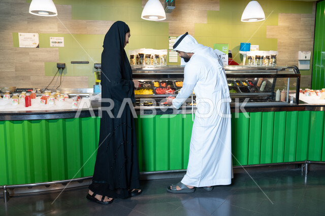 رجل وامرأة من الإمارات يختارون وجبات طازجة