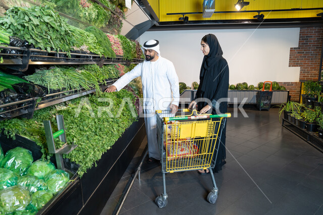 زوجان إماراتيان يتسوقان الخضروات الطازجة في السوبر ماركت