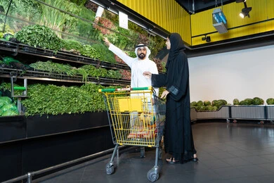 تسوق زوجين إماراتيين للخضروات في سوبر ماركت