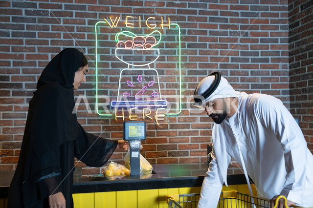 تسوق زوجين إماراتيين في السوبر ماركت ووزن الخضروات